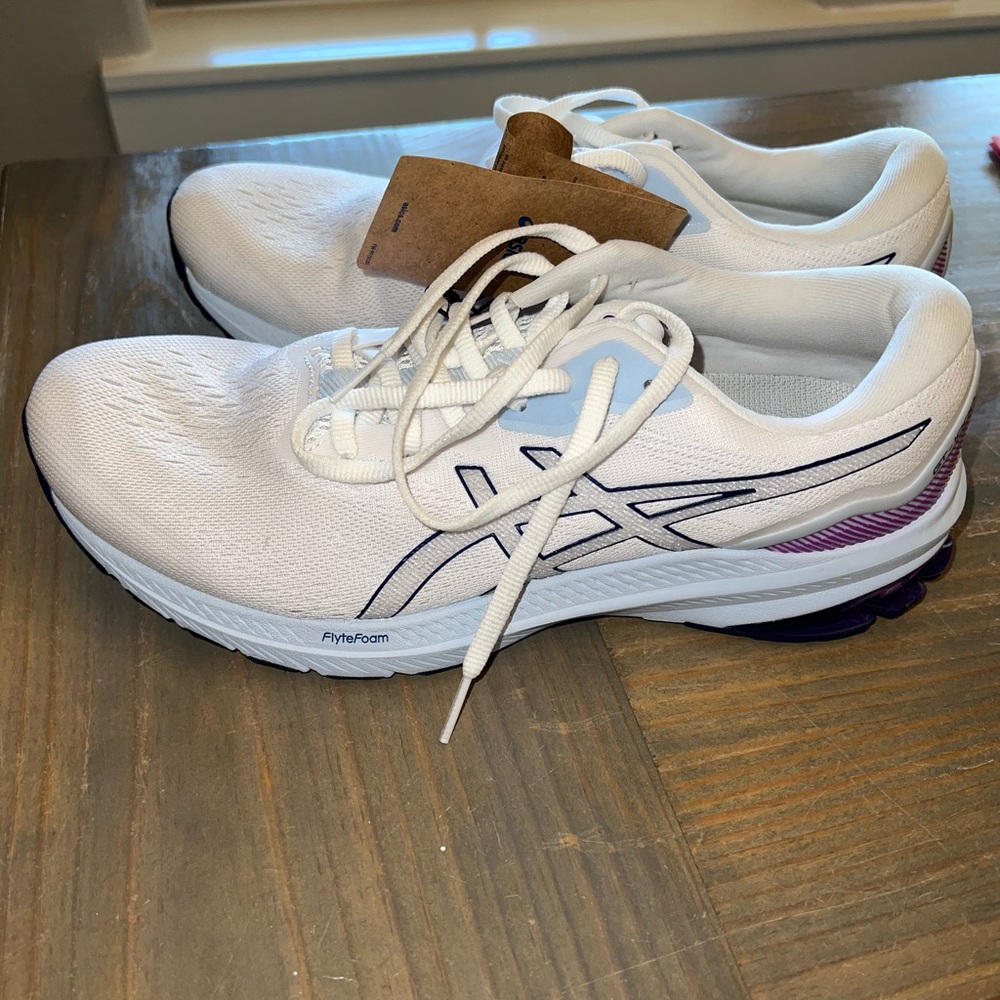 Women’s ASICS  new with tags. Size 11. Smoke and pet free home.